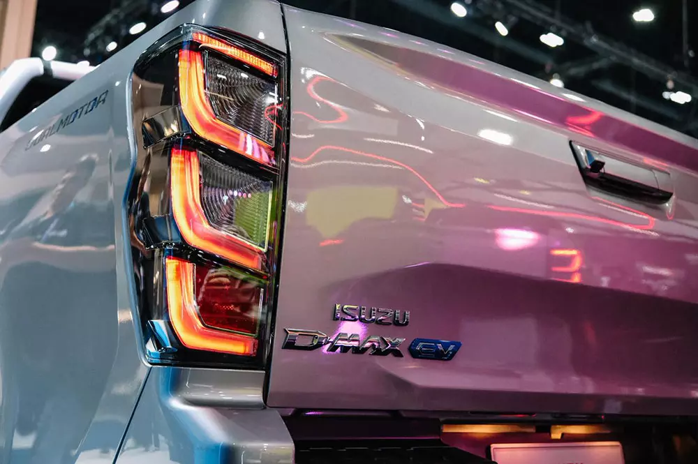 Ngắm hình ảnh "bằng xương, bằng thịt" của Isuzu D-Max EV mới được bán ở Đông Nam Á - Ảnh 4.