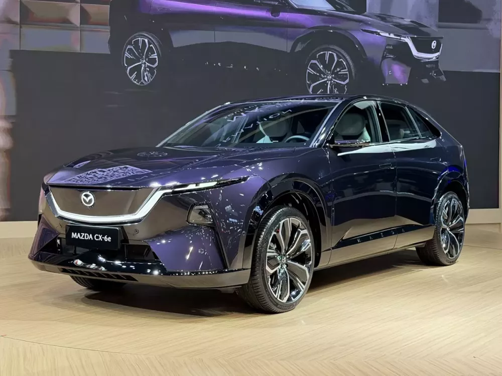 SUV hạng trung Mazda CX-6e được trưng bày tại Thái Lan, bán ra vào cuối năm nay - Ảnh 1.