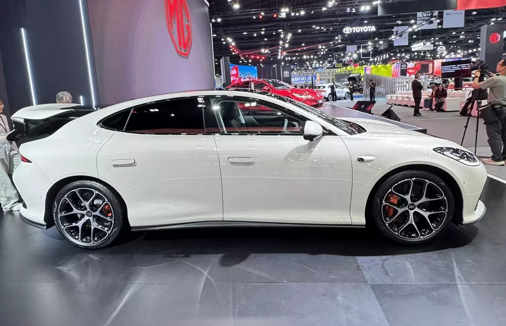 MG IM5 chính thức ra mắt Thái Lan, nằm chung phân khúc với Toyota Camry và Mazda 6e - Ảnh 2.