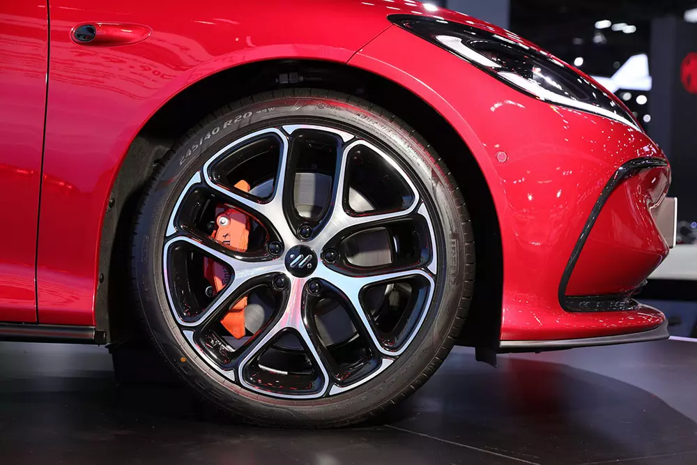 MG IM5 chính thức ra mắt Thái Lan, nằm chung phân khúc với Toyota Camry và Mazda 6e - Ảnh 5.