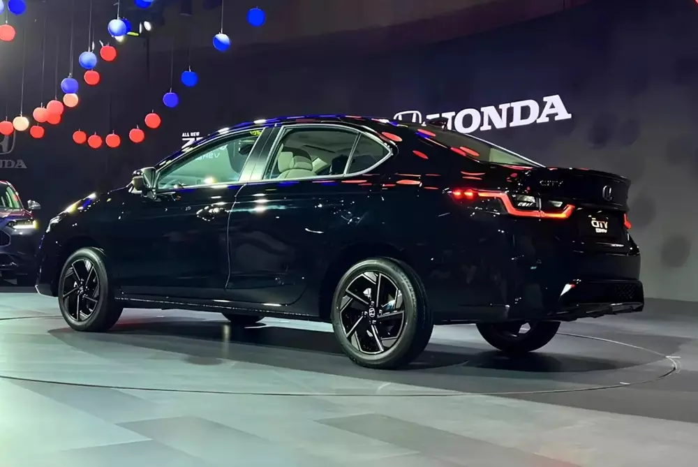 Honda City 2026 chính thức ra mắt với màn hình lớn hơn, thêm camera 360 độ và chỉ "ăn" 3,6 lít/100 km - Ảnh 2. Honda City 2026 chính thức ra mắt với màn hình lớn hơn, thêm camera 360 độ và chỉ "ăn" 3,6 lít/100 km - Ảnh 2.