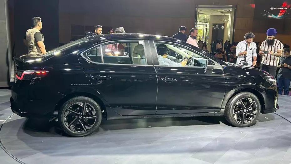 Honda City 2026 chính thức ra mắt với màn hình lớn hơn, thêm camera 360 độ và chỉ "ăn" 3,6 lít/100 km - Ảnh 9. Honda City 2026 chính thức ra mắt với màn hình lớn hơn, thêm camera 360 độ và chỉ "ăn" 3,6 lít/100 km - Ảnh 9.