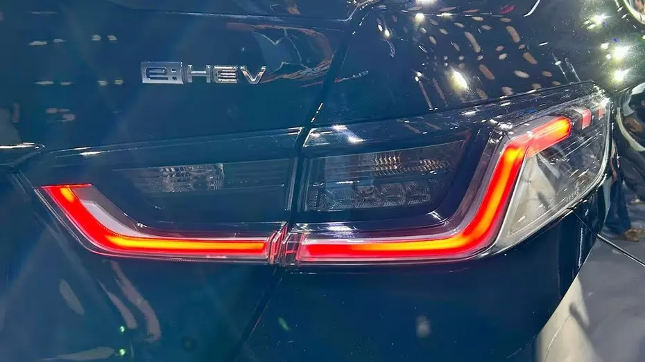 Honda City 2026 chính thức ra mắt với màn hình lớn hơn, thêm camera 360 độ và chỉ "ăn" 3,6 lít/100 km - Ảnh 4. Honda City 2026 chính thức ra mắt với màn hình lớn hơn, thêm camera 360 độ và chỉ "ăn" 3,6 lít/100 km - Ảnh 4.