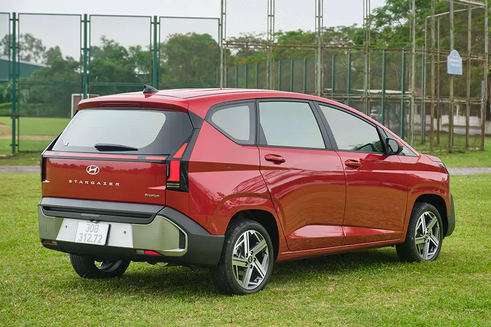 Cản sau của xe cũng được làm dày dặn tương tự cản trước.