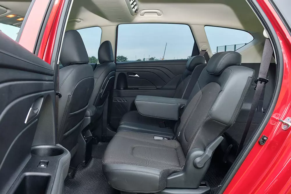 Hàng ghế thứ 2 của Hyundai Stargazer 2026 là nơi có khoảng trần thoáng đãng nhất.