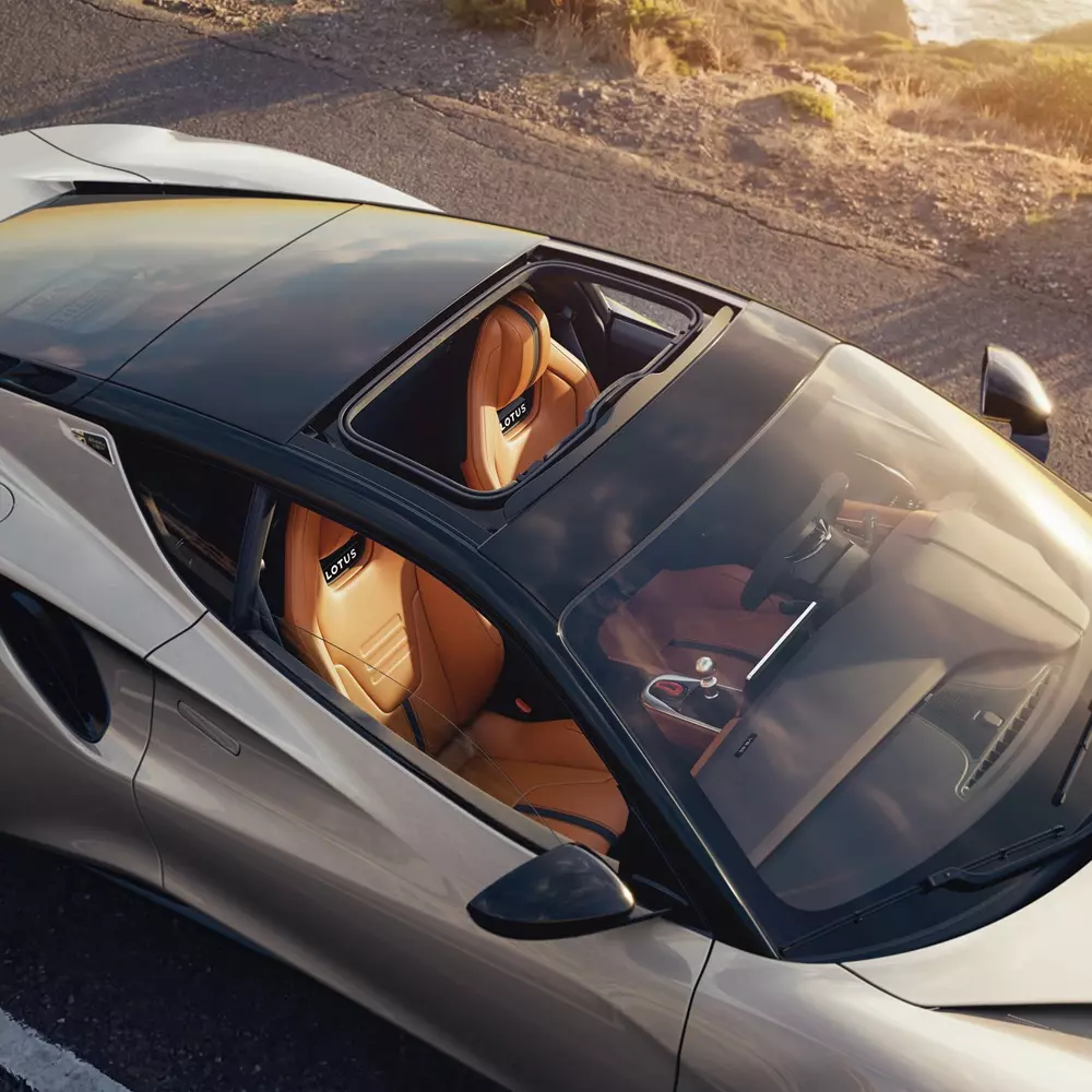 Lotus Emira 420 Sport được trang bị tấm mui kính tối màu có thể tháo rời