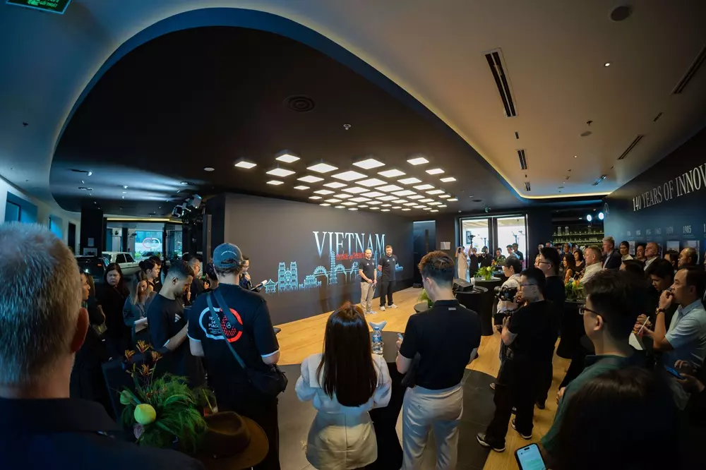 Mercedes-Benz đi vòng quanh thế giới "140 Years. 140 Places." chính thức đến Việt Nam - Ảnh 8.