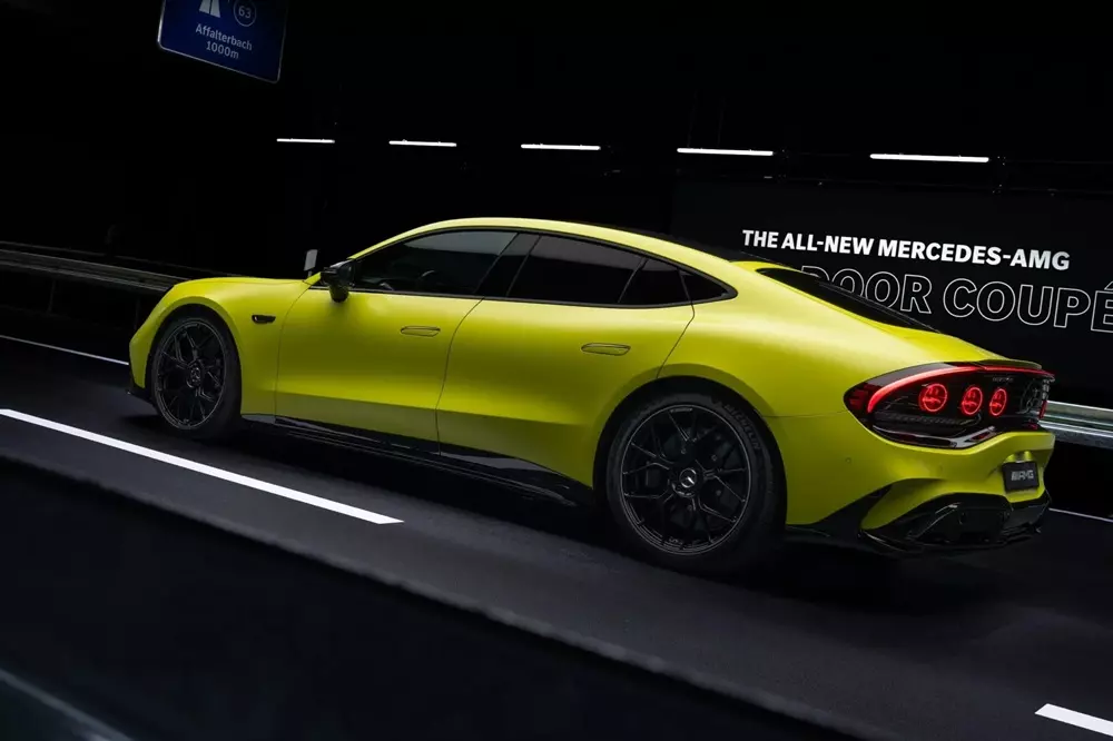 Mercedes-AMG GT 4-Door Coupe trình làng, từ bỏ động cơ xăng V8, cạnh tranh Porsche Taycan - Ảnh 2. Mercedes-AMG GT 4-Door Coupe trình làng, từ bỏ động cơ xăng V8, cạnh tranh Porsche Taycan - Ảnh 2.