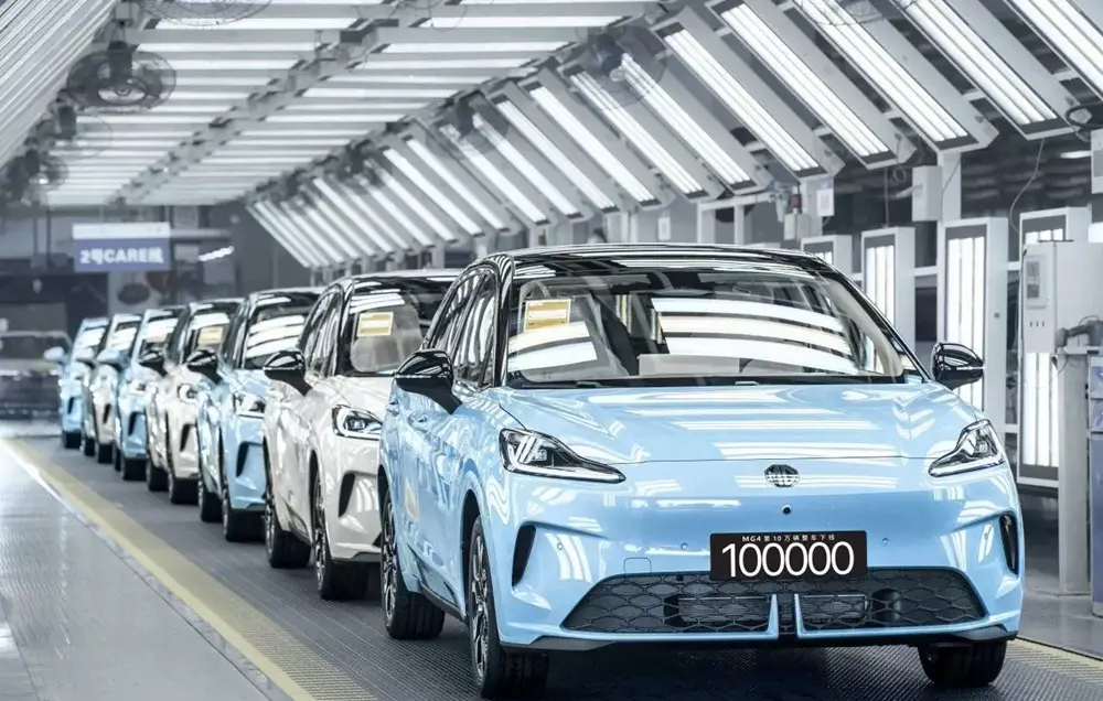 MG4 - xe từng giảm giá đến 300 triệu đồng ở Việt Nam - đạt cột mốc 100.000 xe xuất xưởng - Ảnh 1.