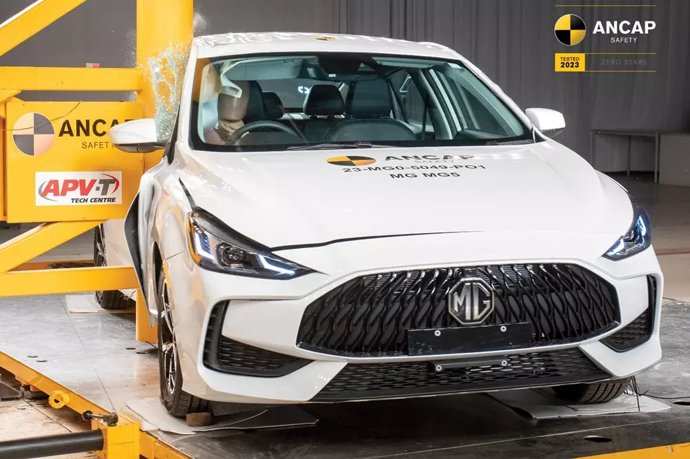 MG5 bốc cháy khi đang đỗ, dấy lên lo ngại an toàn vì từng nhận 0 sao trong thử nghiệm va chạm - Ảnh 5. MG5 bốc cháy khi đang đỗ, dấy lên lo ngại an toàn vì từng nhận 0 sao trong thử nghiệm va chạm - Ảnh 5.