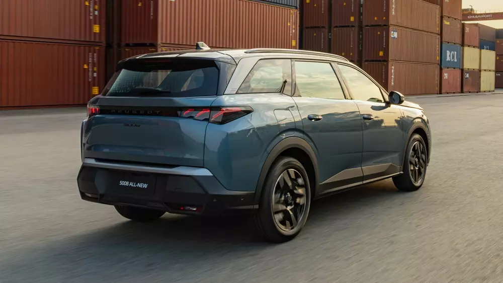 Peugeot 5008 2026 sở hữu thiết kế SUV truyền thống