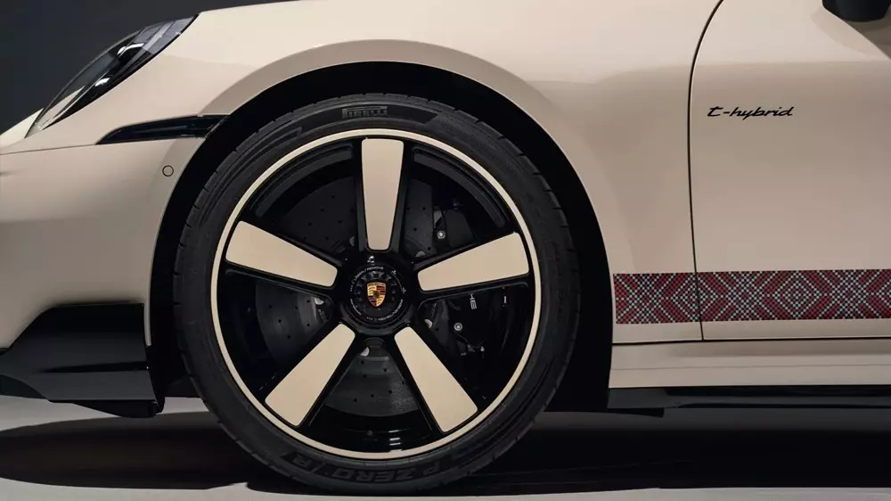 Porsche 911 Turbo S Sadu Edition trình làng, kết hợp động cơ 701 mã lực với nghề thủ công lâu đời - Ảnh 3.