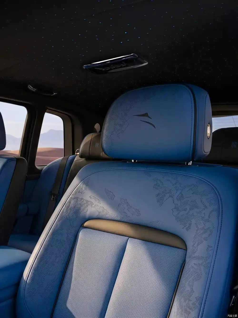 Ghế của chiếc Rolls-Royce Cullinan Vân Lam có họa tiết bích họa trên ghế Ghế của chiếc Rolls-Royce Cullinan Vân Lam có họa tiết bích họa trên ghế