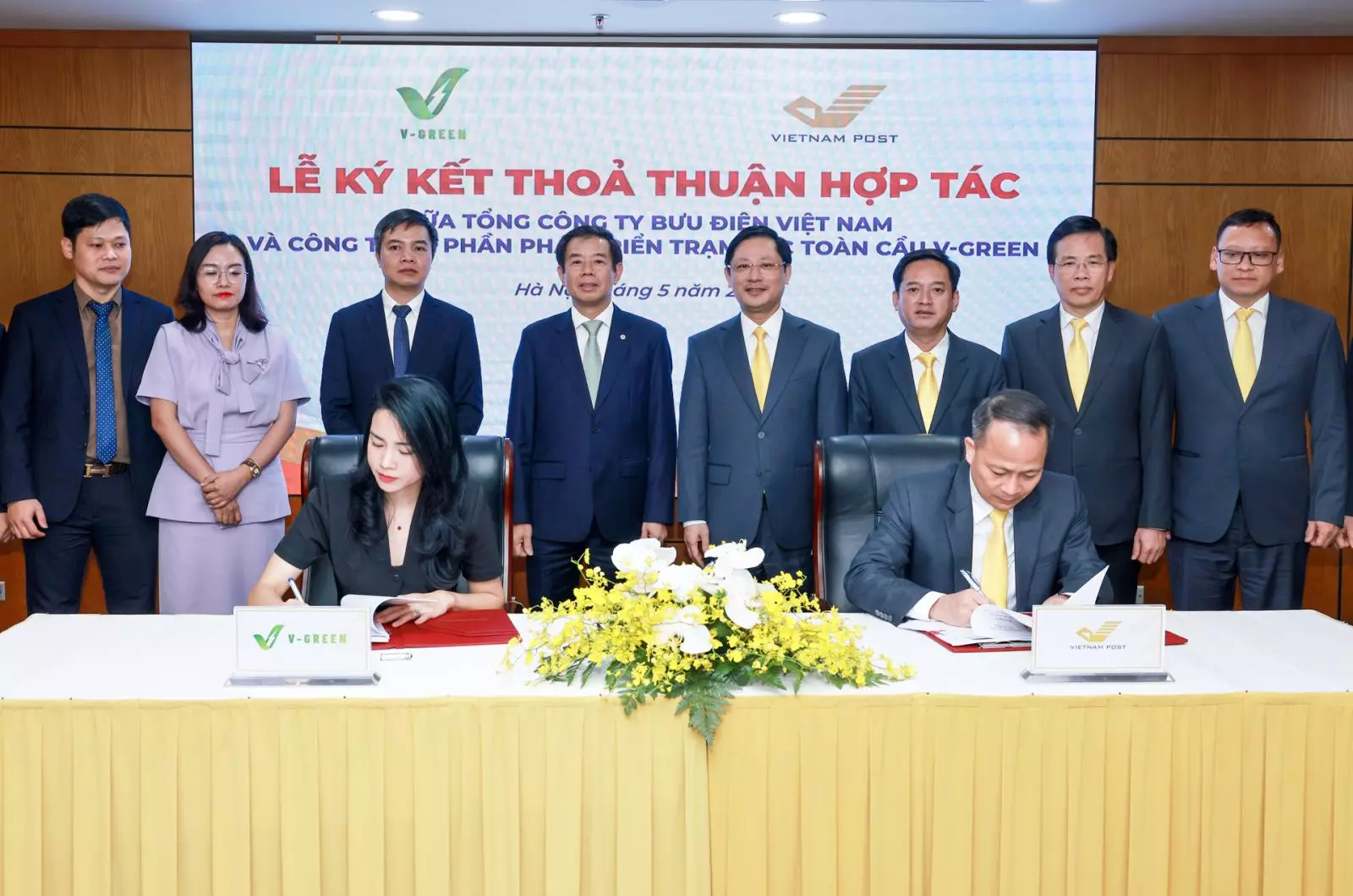 V-Green hợp tác cùng Vietnam Post xây dựng hơn 16.000 tủ đổi pin xe điện và 2.000 trụ sạc V-Green hợp tác cùng Vietnam Post xây dựng hơn 16.000 tủ đổi pin xe điện và 2.000 trụ sạc.