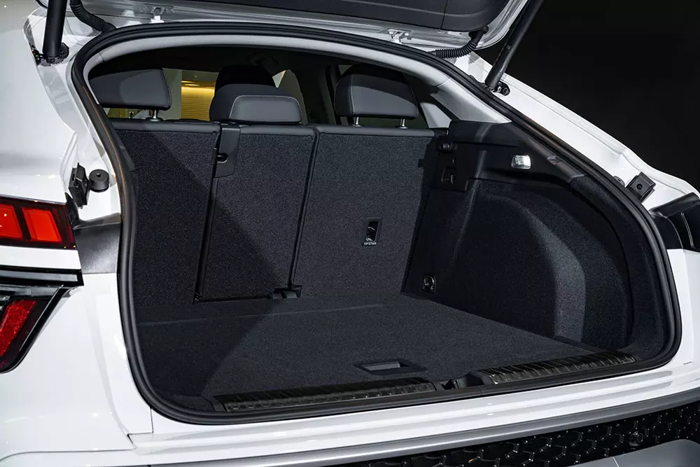 SUV hạng sang cỡ nhỏ Audi Q3 2026 được giới thiệu ở Việt Nam, giá cao hơn đối thủ BMW X1 sắp ra mắt - Ảnh 6. SUV hạng sang cỡ nhỏ Audi Q3 2026 được giới thiệu ở Việt Nam, giá cao hơn đối thủ BMW X1 sắp ra mắt - Ảnh 6.