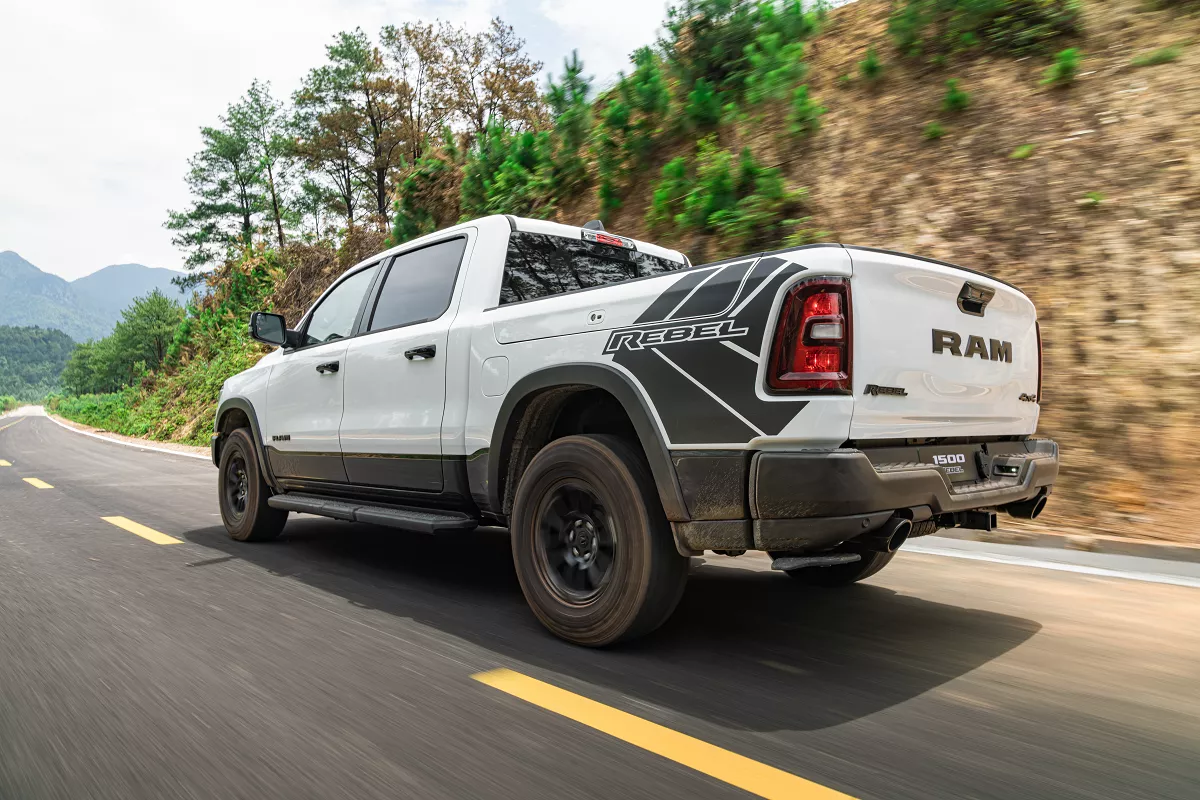 Ram 1500 Rebel sở hữu ngoại thất cơ bắp đặc trưng, nổi bật với các chi tiết màu đen bao gồm lưới tản nhiệt, cản trước/sau và ốp cua lốp. Ram 1500 Rebel sở hữu ngoại thất cơ bắp đặc trưng, nổi bật với các chi tiết màu đen bao gồm lưới tản nhiệt, cản trước/sau và ốp cua lốp..