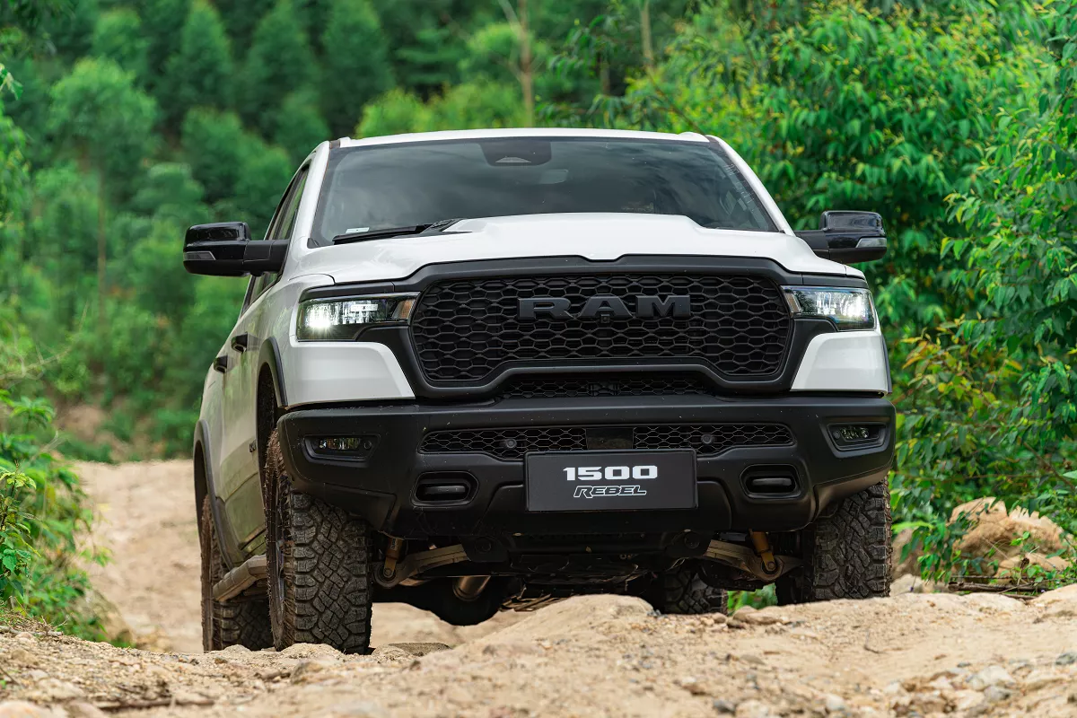 Ram 1500 Rebel sở hữu ngoại thất cơ bắp đặc trưng Ram 1500 Rebel sở hữu ngoại thất cơ bắp đặc trưng.