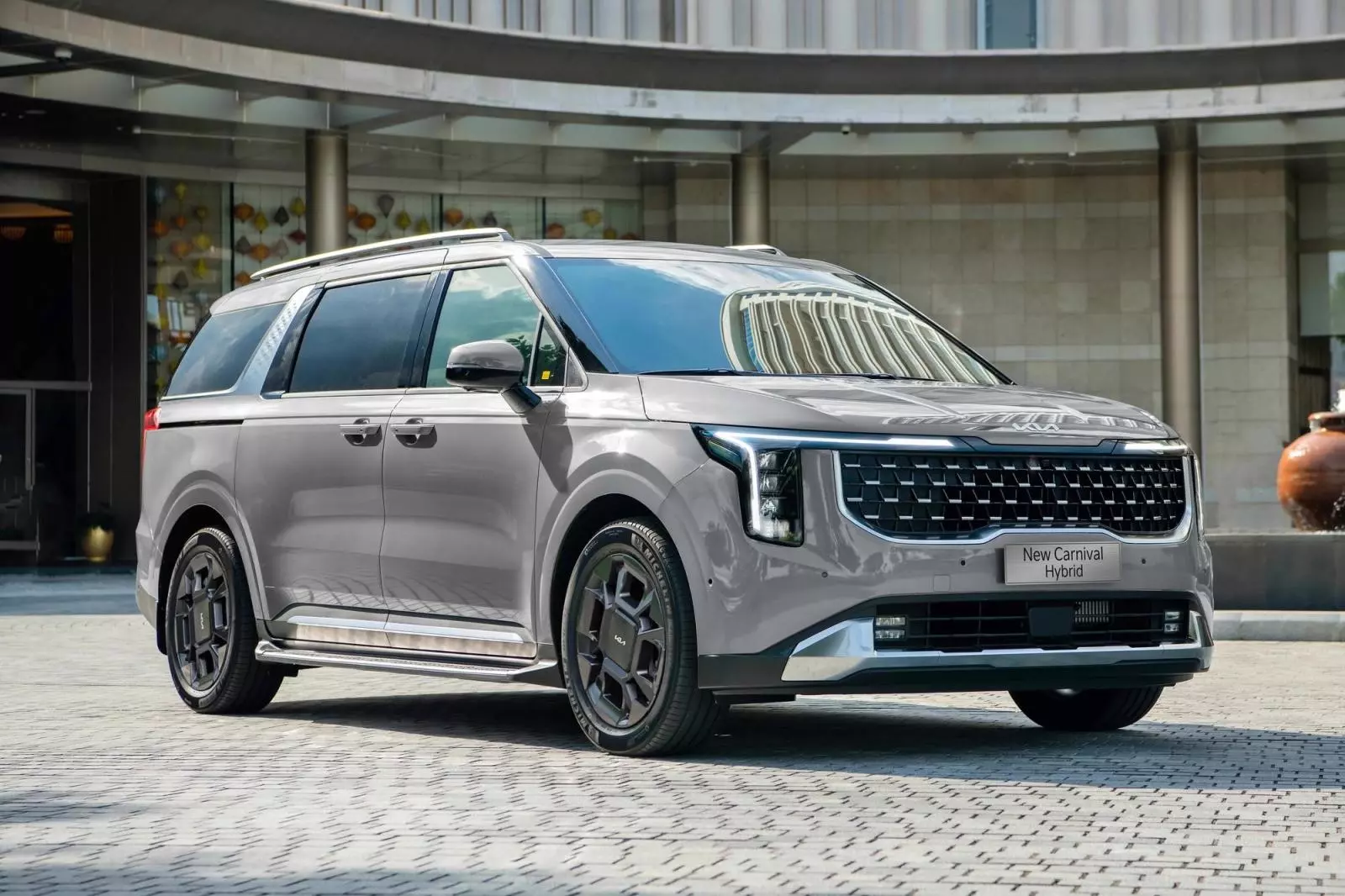 carnival-1-6-turbo-hybrid-luxury-8s-b330 Kia Carnival tại Việt Nam có thêm bản Hybrid 8 chỗ giá 1,379 tỷ, chỉ tốn 4,8L xăng mỗi 100km - Ảnh 1.
