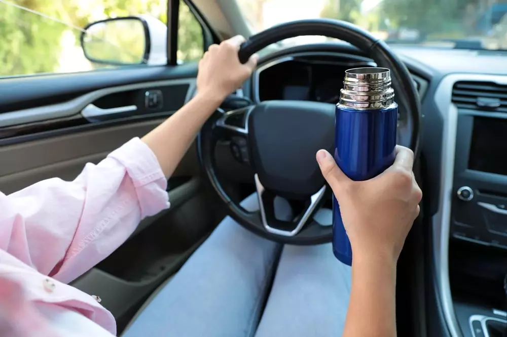 Tài xế ô tô nên sử dụng bình giữ nhiệt bằng thép không gỉ thay vì chai nhựa