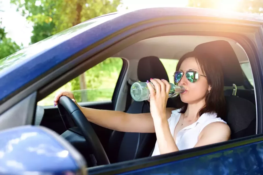 Uống nước từ chai nhựa bỏ trong ô tô đỗ dưới trời nắng nóng có sao không?
