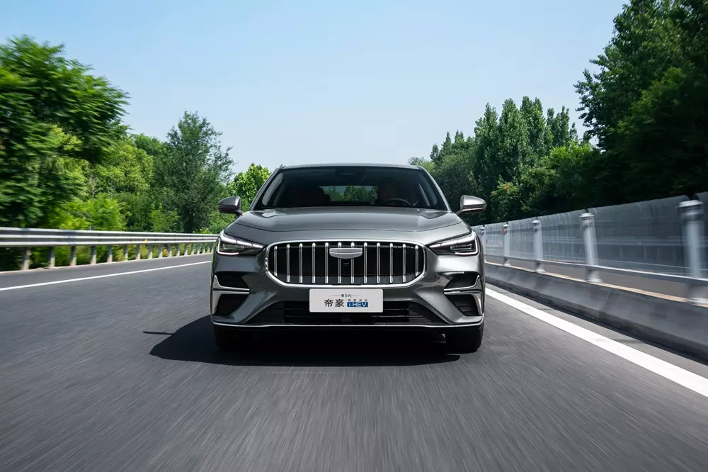 Xe lập kỷ lục thế giới về khả năng tiết kiệm xăng Geely Emgrand i-HEV ra mắt với giá rẻ - Ảnh 3. Xe lập kỷ lục thế giới về khả năng tiết kiệm xăng Geely Emgrand i-HEV ra mắt với giá rẻ - Ảnh 3.