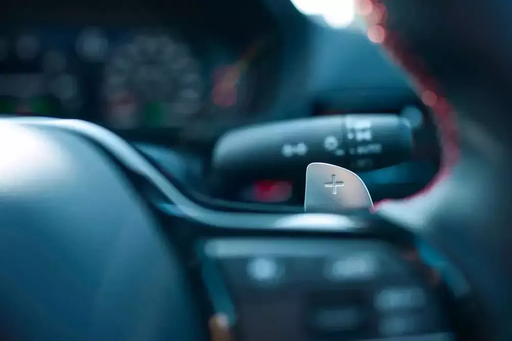 Honda Civic e:HEV 2026 không có cần số mà dùng lẫy chuyển số sau vô lăng Honda Civic e:HEV 2026 không có cần số mà dùng lẫy chuyển số sau vô lăng