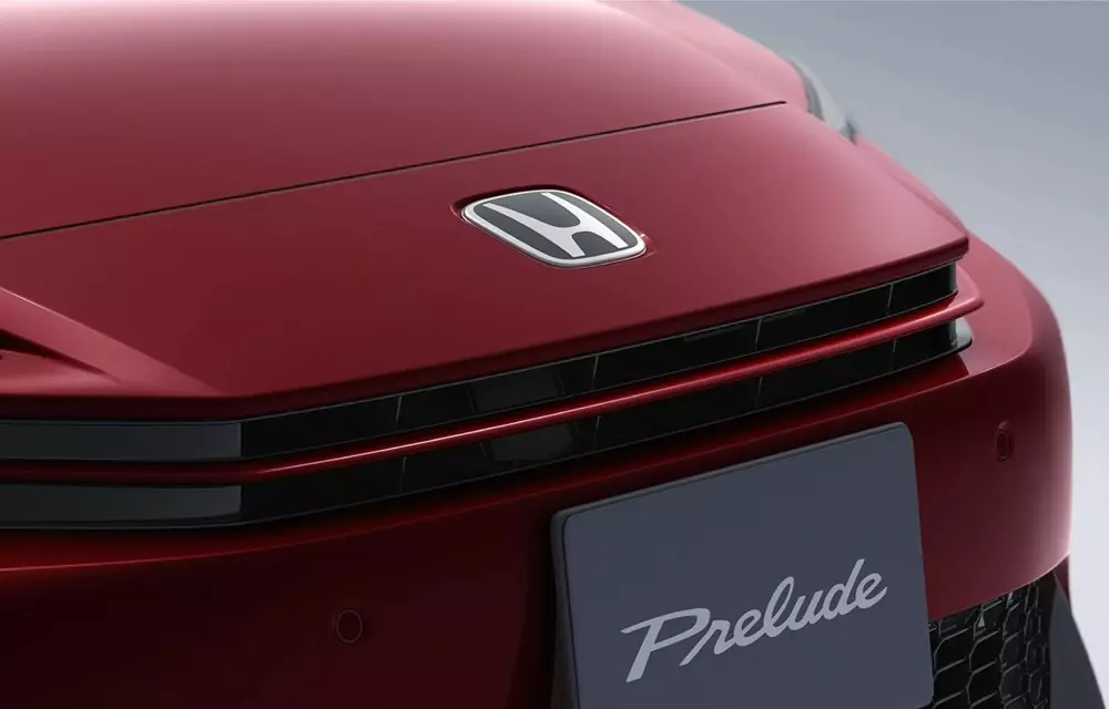 Honda Prelude Limited Edition 2027 sở hữu nẹp màu đỏ ở giữa lưới tản nhiệt Honda Prelude Limited Edition 2027 sở hữu nẹp màu đỏ ở giữa lưới tản nhiệt