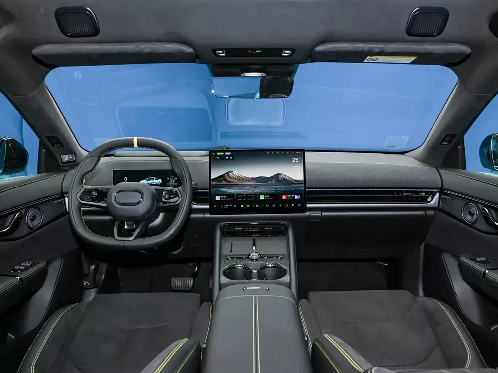 Khoang lái của Lynk & Co 07 GT