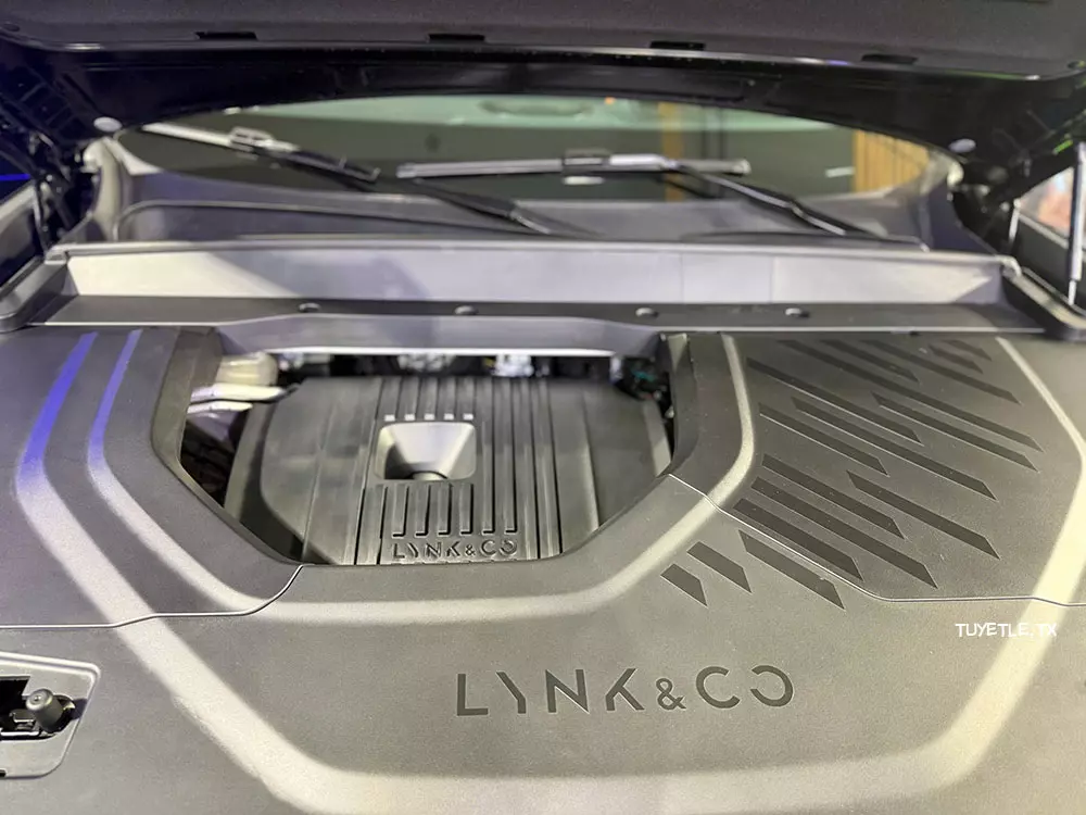 Lynk & Co 900 dùng hệ truyền động hybrid sạc điện tiết kiệm xăng. Lynk & Co 900 dùng hệ truyền động hybrid sạc điện tiết kiệm xăng.