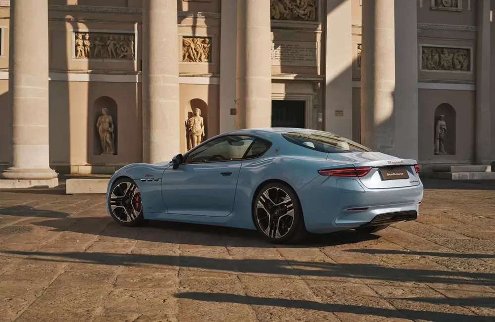 Maserati GranTurismo và GranCabrio 2027 ra mắt với thiết kế ấn tượng hơn, động cơ mạnh hơn - Ảnh 5. Maserati GranTurismo và GranCabrio 2027 ra mắt với thiết kế ấn tượng hơn, động cơ mạnh hơn - Ảnh 5.