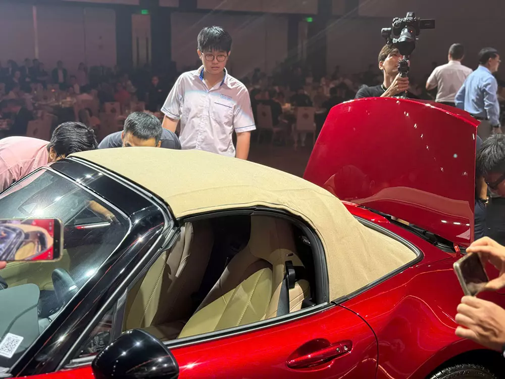 Mazda MX-5 được trang bị mui mềm chỉnh tay