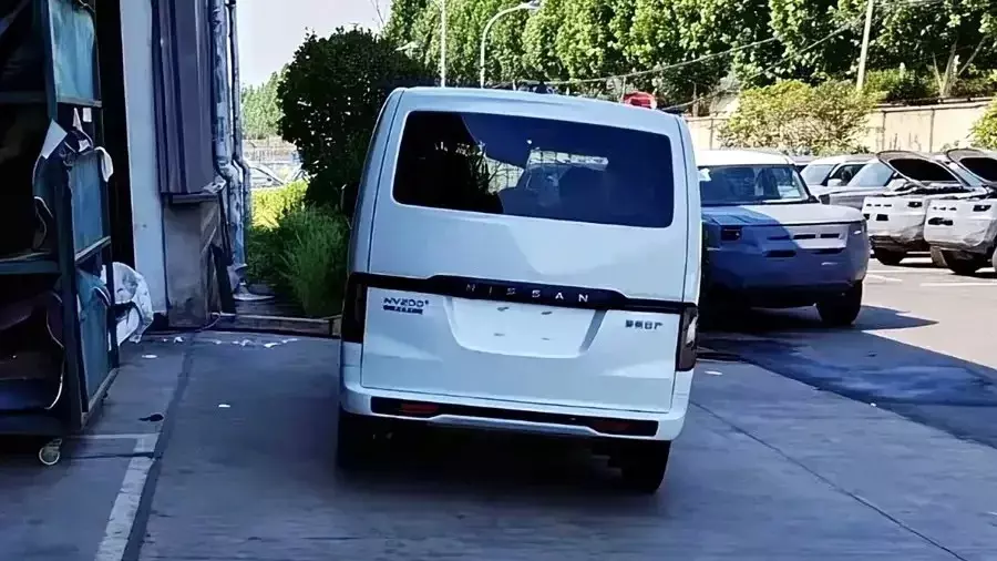 Khu vực phía sau của Nissan NV200 2027 chỉ được cải tiến nhẹ