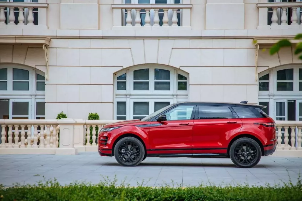 Range Rover Evoque L dài hơn xe tiêu chuẩn đang bán ở thị trường nước ngoài Range Rover Evoque L dài hơn xe tiêu chuẩn đang bán ở thị trường nước ngoài