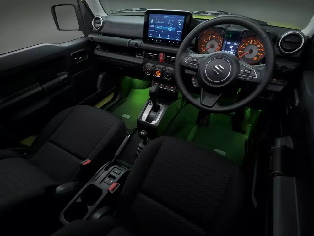 Suzuki Jimny XL Rhino Special Edition có thêm đèn viền ở khu vực để chân Suzuki Jimny XL Rhino Special Edition có thêm đèn viền ở khu vực để chân