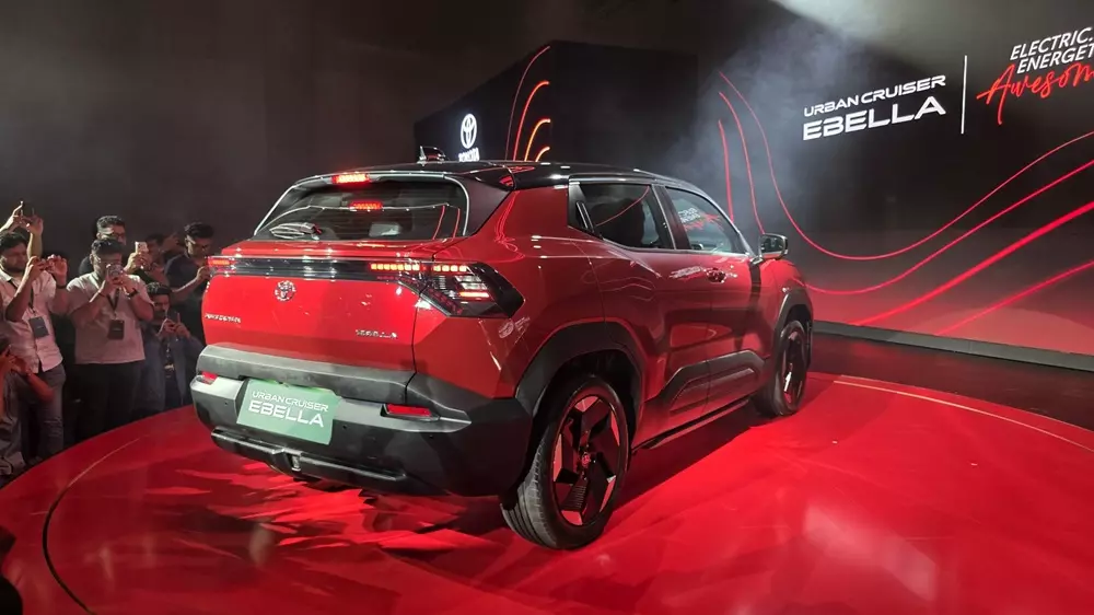 Toyota Urban Cruiser Ebella nhìn từ phía sau Toyota Urban Cruiser Ebella nhìn từ phía sau