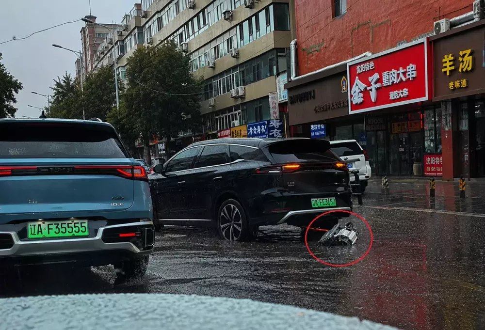 byd-tang-1-8262 Sự việc xảy ra chỉ 5 ngày sau khi Phó Chủ tịch điều hành của BYD cảnh báo về nguy cơ khi chạy qua đường ngập nước.