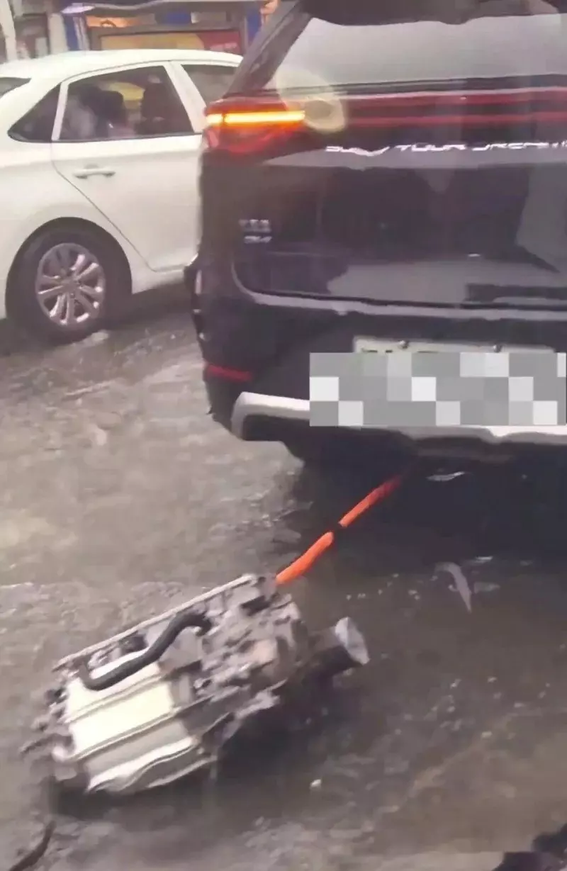 byd-tang-cd80 Đúng như dự đoán của cư dân mạng, bộ phận này chính là cụm mô-tơ điện phía sau của chiếc BYD Tang