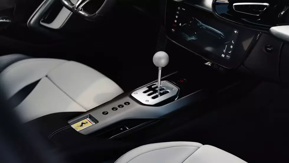 12Cilindri Manuale - siêu xe số sàn đầu tiên của Ferrari kể từ năm 2013 - Ảnh 10.