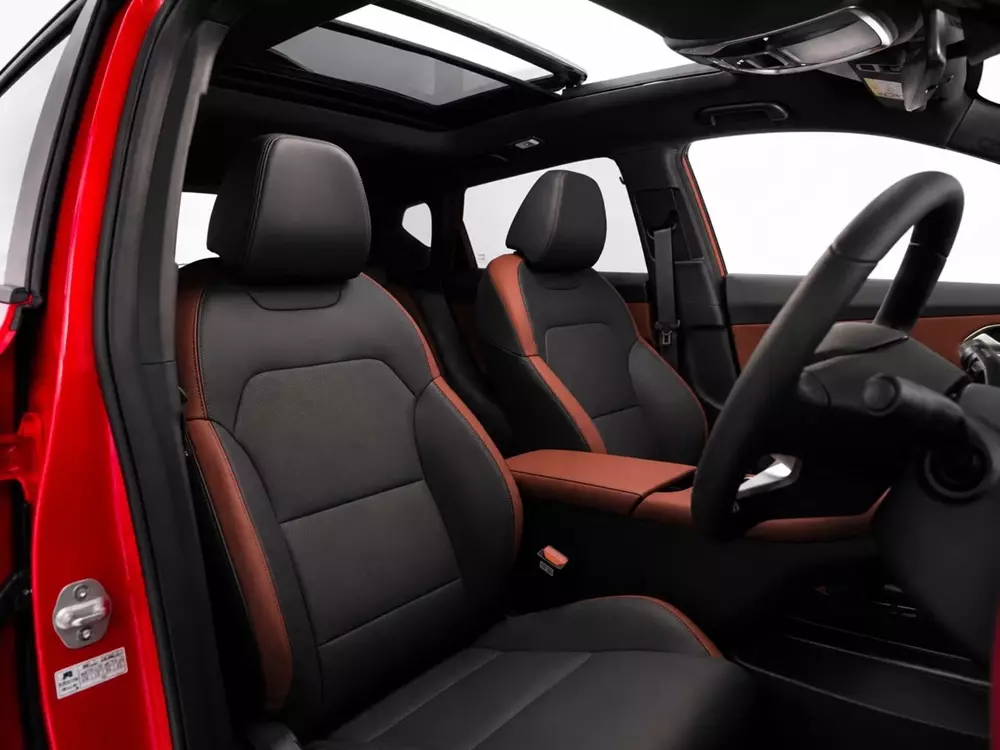 Geely Coolray 2026 được trang bị ghế màu đen - đỏ