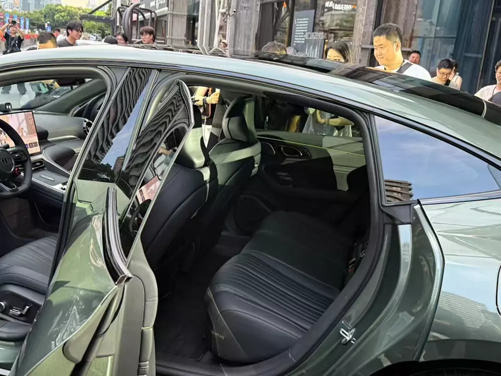 geely-galaxy-tt-12-db2a Hàng ghế sau của Geely Galaxy TT