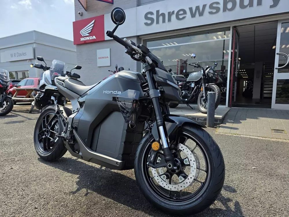 Mô tô điện Honda WN7 từng trưng bày ở Việt Nam cập bến đại lý, rẻ hơn Harley-Davidson LiveWire - Ảnh 1.