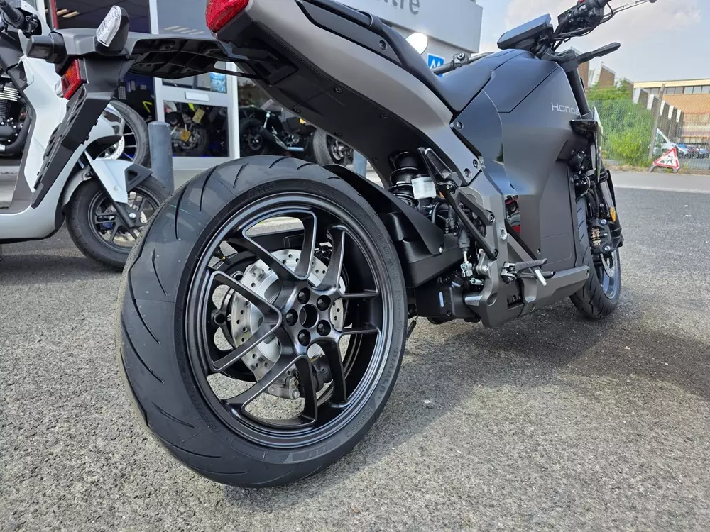 Mô tô điện Honda WN7 từng trưng bày ở Việt Nam cập bến đại lý, rẻ hơn Harley-Davidson LiveWire - Ảnh 3.