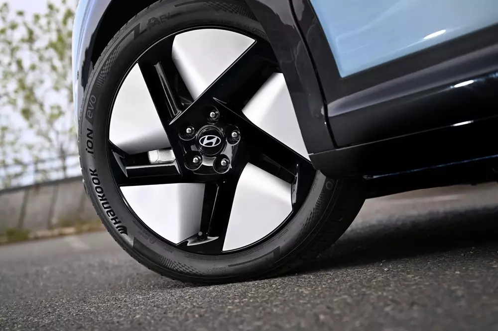 hyundai-ioniq-3-8-795a Hyundai Ioniq 3 bản tiêu chuẩn dùng mâm có đường kính từ 16-18 inch