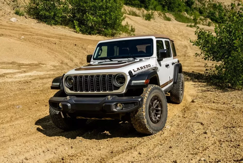 jeep-wrangler-laredo-3-9381 Jeep Wrangler Laredo được trang bị lưới tản nhiệt mới