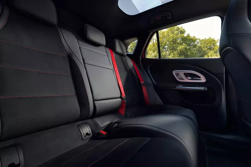 mercedes-benz-gla-2027-4-2251 Hàng ghế sau của Mercedes-Benz GLA 2027