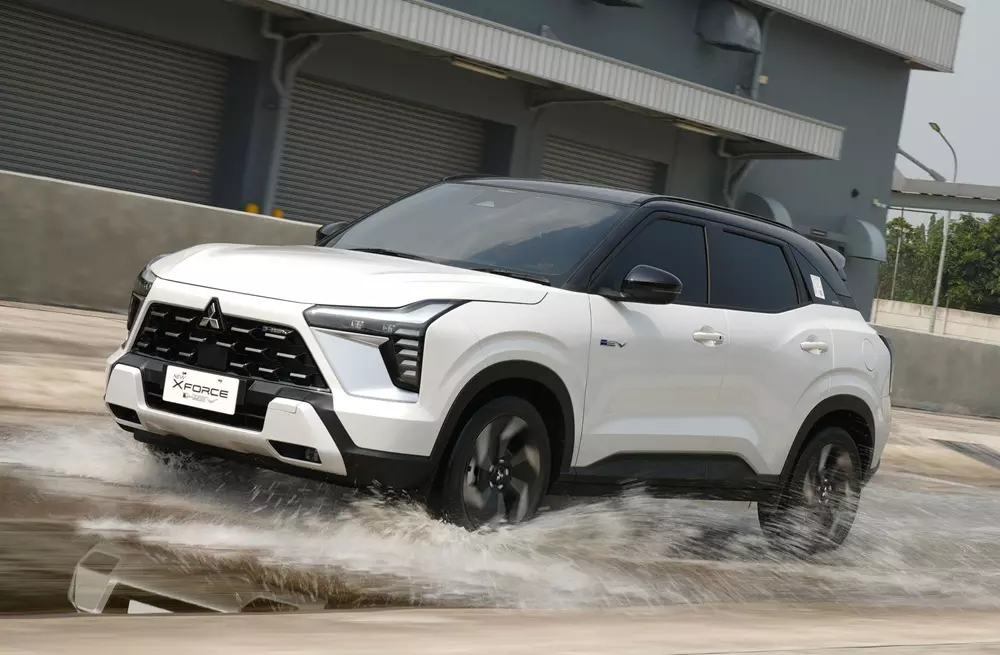 Mitsubishi Xforce HEV có khoảng sáng gầm thấp hơn bản máy xăng