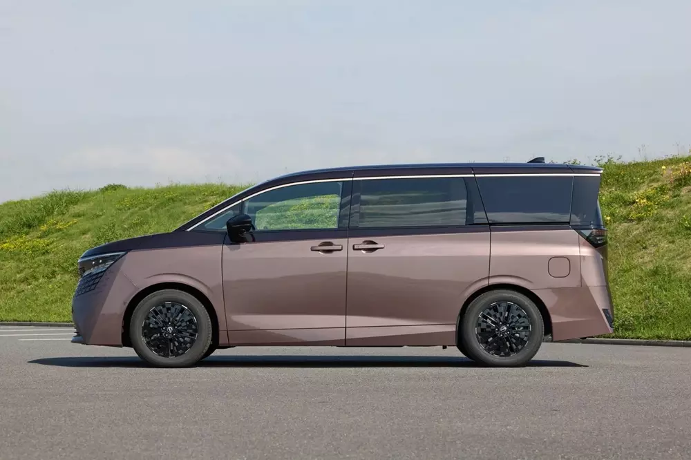 Nissan Elgrand 2027 được trang bị hệ thống Intelligent Dynamic Suspension, có khả năng liên tục theo dõi mặt đường phía trước và chủ động điều chỉnh lực giảm chấn