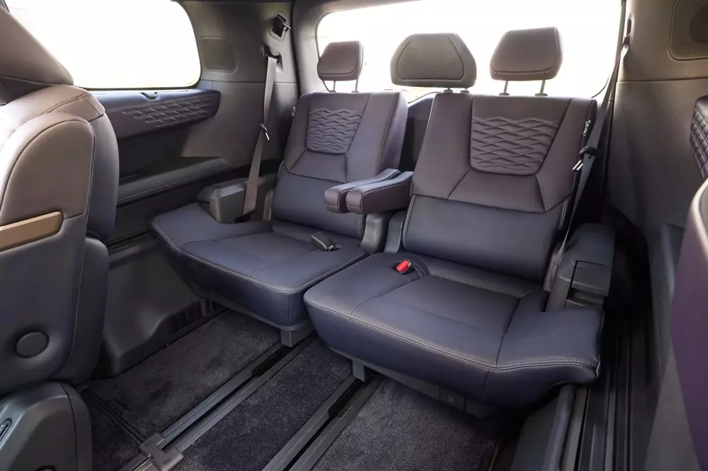 2 ghế cuối của Nissan Elgrand 2027 có bệ tì tay riêng