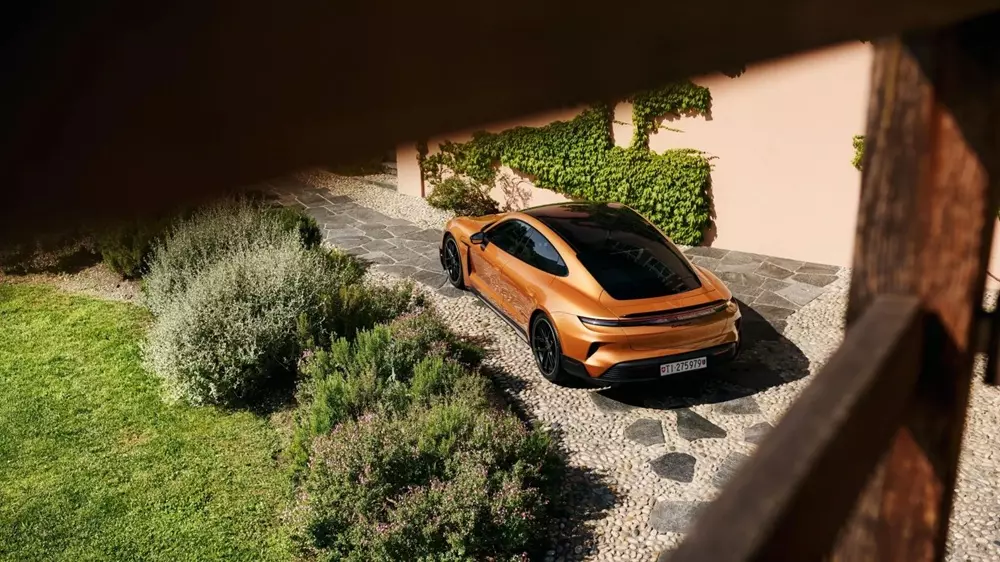 Chiếc Porsche Taycan này còn có nhiều chi tiết ngoại thất màu đen bóng