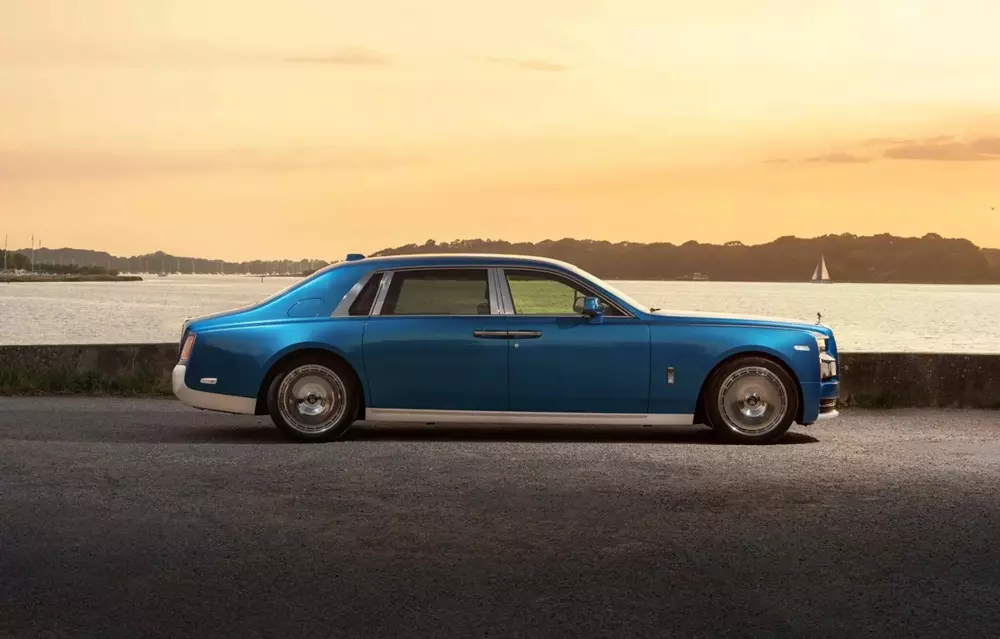 rolls-royce-phantom-regatta-2-2f30 Rolls-Royce Phantom Regatta dùng mâm 22 inch đánh bóng